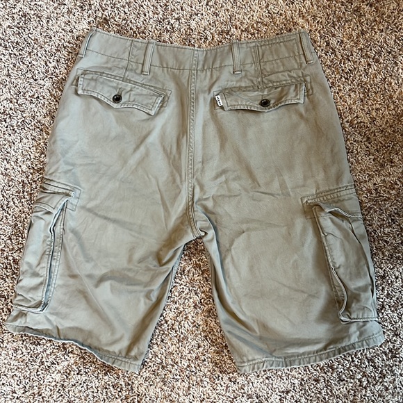 Men’s Levi’s khaki cargo shorts, size 31 - Picture 2 of 5
